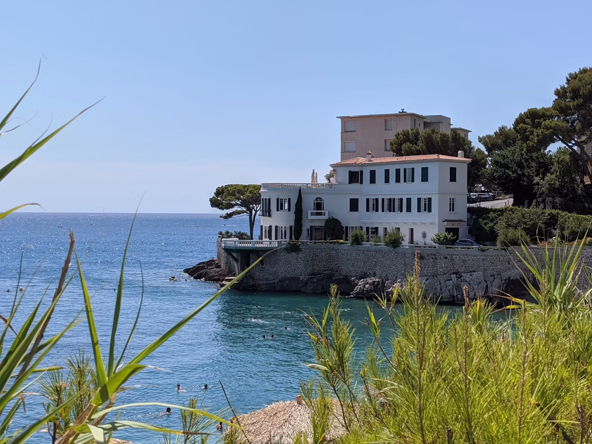 Villa moderne en bord de mer, architecture typique de la Côte d'Azur