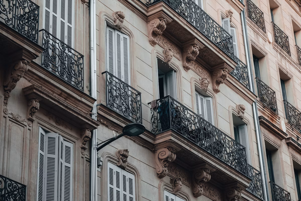 Façade d'immeuble ancien, architecture typique du sud de la France